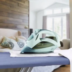 Brentwood Steam Iron With Retractable Cord